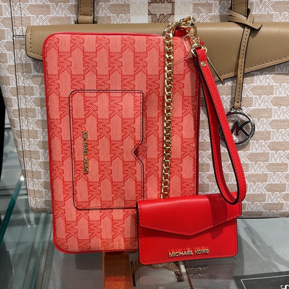 MICHAEL KORS JET SET ITEM LG 2 in 1 CARD CASE & WRISTLET
Dark Sangria - Picture 2 of 16